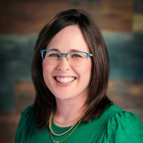 Headshot of Cassi Gloe